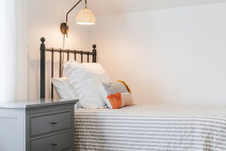 AirBnB Ein einfaches Schlafzimmer mit einem Bett, Kissen und einem Nachttisch bei AirBnB